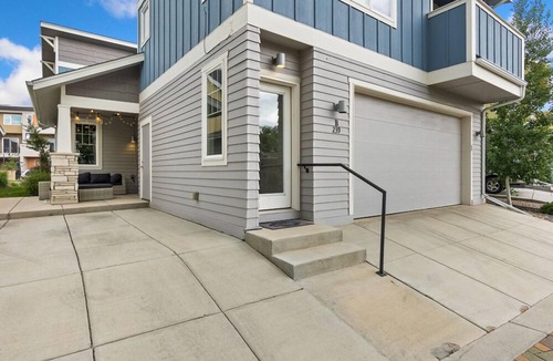 Old Town West Apartment | Contemporary Studio – Sunny, Stylish and Spacious