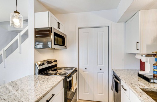 College Station House | Convenient Bryan Townhome w/Patio < 3 Mi to A&M!