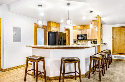 Pagosa Springs Condo | Convenient dog-friendly, course-front condo with washer/dryer - near hot springs