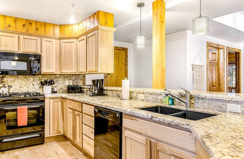 Pagosa Springs Condo | Convenient dog-friendly, course-front condo with washer/dryer - near hot springs