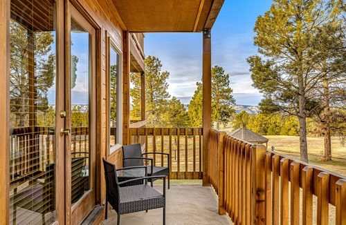 Pagosa Springs Condo | Convenient dog-friendly, course-front condo with washer/dryer - near hot springs