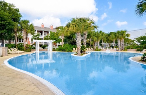 Baytowne Wharf Apartment | Convenient studio close to beach and pier w/WiFi, shared pool, AC
