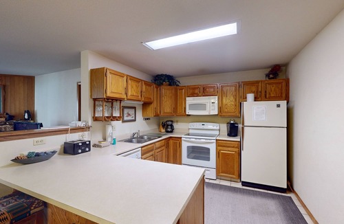 Mountain House Condo | Conveniently Located Condo with Shared Pool, Hot Tub - Walk to Slopes