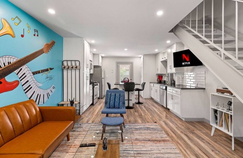 St. Edwards House | Cool Vibes SoCo Townhome!