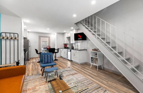 St. Edwards House | Cool Vibes SoCo Townhome!