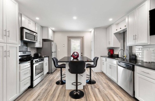 St. Edwards House | Cool Vibes SoCo Townhome!