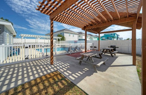 Port Aransas Cottage | Costa Bahia Full Bldg Pool, Beach, Sleeps 100