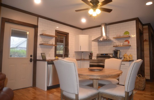 Victor House | Cottage New River National Park 3 Minutes to the Bridge. Renovated & Hot Tub.
