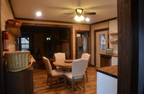 Victor House | Cottage New River National Park 3 Minutes to the Bridge. Renovated & Hot Tub.