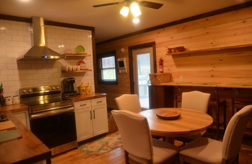 Victor House | Cottage New River National Park 3 Minutes to the Bridge. Renovated & Hot Tub.