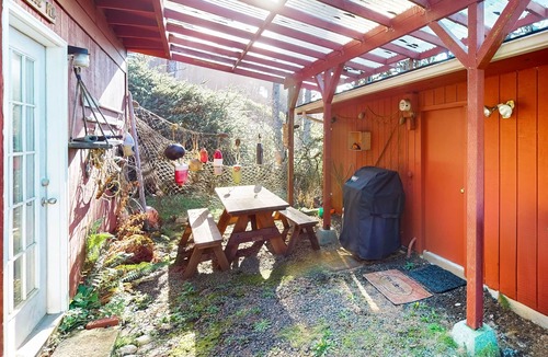 Yachats Cottage | Cottage with Panoramic Ocean Views in Quiet Area - Dogs OK