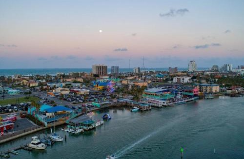 South Padre Island House | Courtyard condo with pool only 1/4 block to beach!