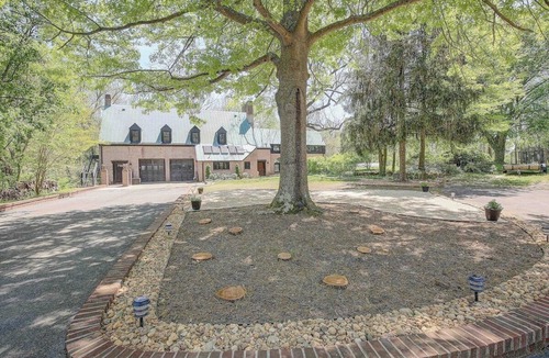 Lusby Apartment | Courtyard Studio at Bancroft Manor. Cozy Retreat!