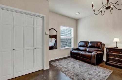 Fredericksburg House | Cozi Cottage with Hot Tub! - 2 Min to Wineries!