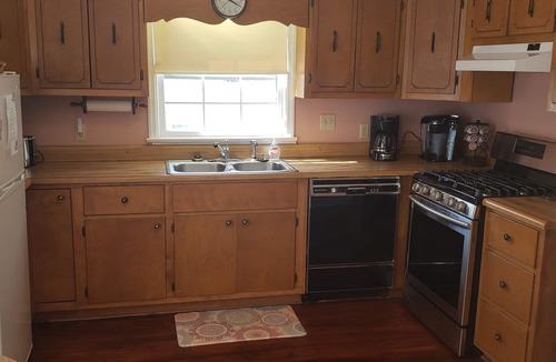 Williamstown Cottage | Cozy 1940 Toccoa River Front Cottage in Downtown McCaysville
