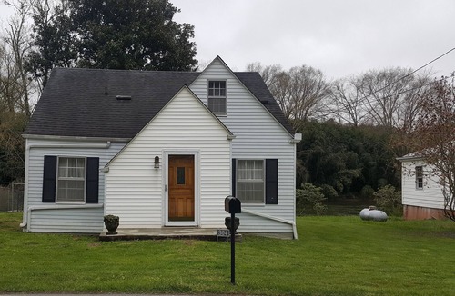 Williamstown Cottage | Cozy 1940 Toccoa River Front Cottage in Downtown McCaysville