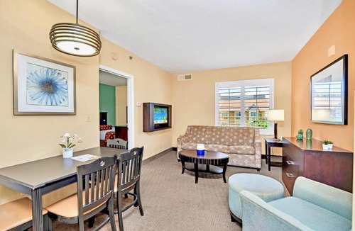 Florida Central Atlantic Coast Apartment | Cozy 1BR Apt with 2 Queens - Pool & Hot Tub - Near Disney