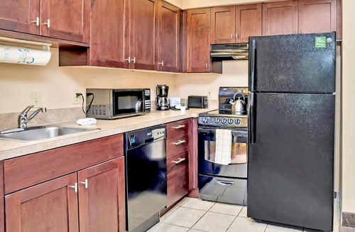 Florida Central Atlantic Coast Apartment | Cozy 1BR Apt with 2 Queens - Pool & Hot Tub - Near Disney