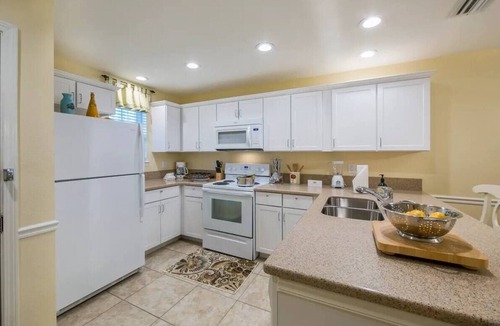 Flint Apartment | Cozy 2-bedroom apartment with AC, fitness room and WiFi in welcoming Flint