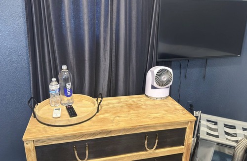 Alvin Cabin | Cozy 2-bedroom cabin in lovely Alvin with WiFi, AC