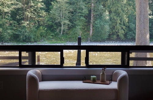 Granite Falls House | Cozy 2-bedroom riverfront house with a hot tub, AC, WiFi