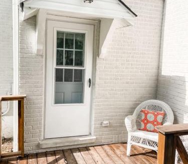 Columbia House | Cozy 2BR Apt w KING in historic dist. 1mi to sq.