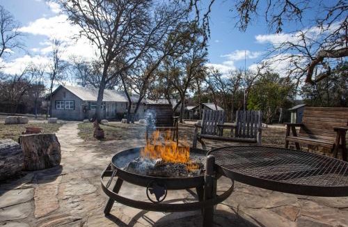 Ingram House | Cozy 2BR Cabin - King Bed Bunks Fire Pit & BBQ