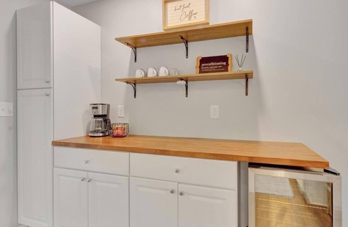 Oxford House | Cozy 3 bed Ranch w/Fenced yard minutes to downtown Lake Orion and Oxford