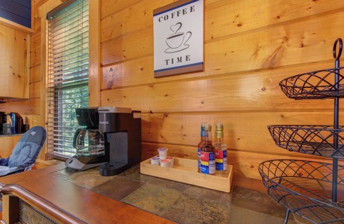 White Oak Lodge Cabin | Cozy 3BD Cabin w/Hot Tub + Pool Access! Near TOWN