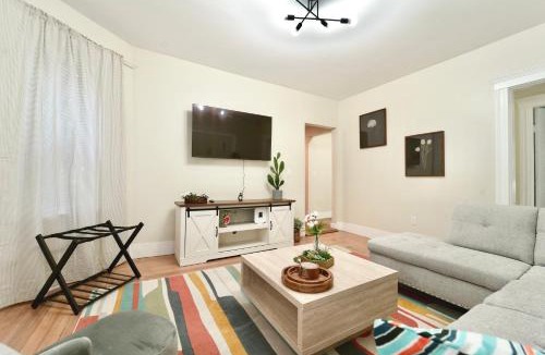 East Somerville Apartment | Cozy 4BD2BA Near Boston-Encore-T-Station and Diners