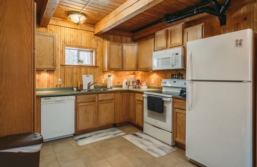 Fairbanks Cabin | Cozy Alaskan themed cabin suitable for families or couples! King size bed, w/d