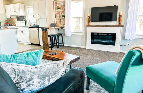 Holland House | Cozy and Convenient 2BR in Prime Central Location