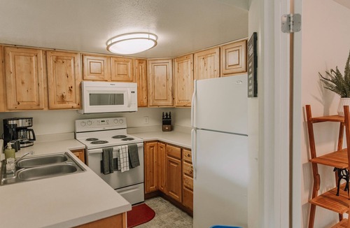Midvale Apartment | Cozy apartment with hot tub/pool only minutes from canyons!