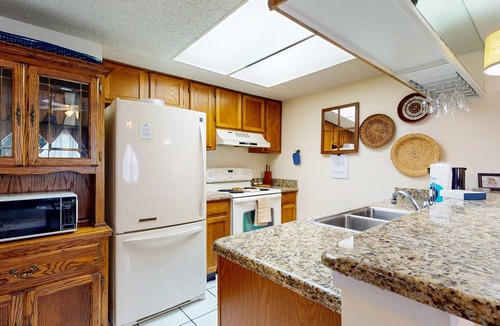 South Padre Island Condo | Cozy Beachside Condo with Shared Pool, Hot Tub with a Prime Location