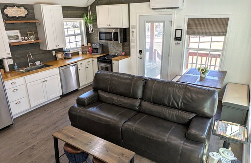 Tyler Cabin | Cozy cabin for 6, outdoor games, close to Tyler State Park on 11 secluded acres