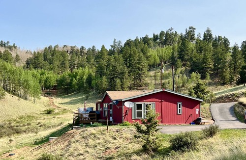 Rainbow Valley Cabin | Cozy cabin. Quiet valley. Hot tub & views. Close to everything CO has to offer.