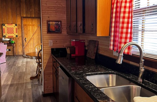 McMinnville Cabin | Cozy cabin with beautiful sunsets. Less than hour to 5 state parks. King Bed.