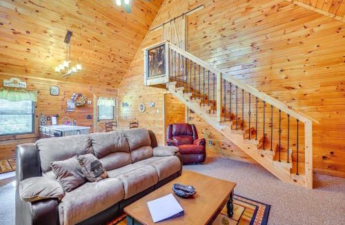 Sevierville House | Cozy Cabin with Hot Tub Less Than Half-Mi to Douglas Lake!
