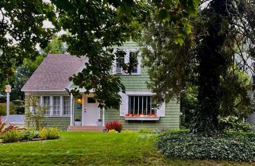 Westside Connection Villa | Cozy Cape Cod