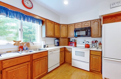 Cushing House | Cozy Coastal Home with Jetted Tub, Modern Kitchen, and Ocean Breeze Patio