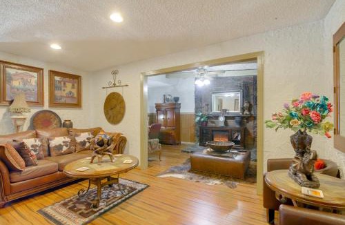 Whitehaven House | Cozy Corner in Memphis - 4 Miles to Graceland!