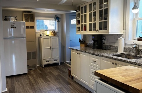 Breakwater Village Cottage | Cozy Cottage - Ocean Views- Steps away from private beach