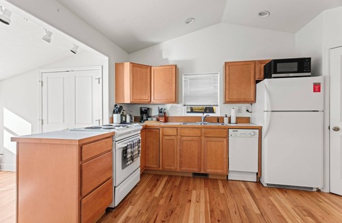 Englewood Cottage | Cozy Cottage With Garage