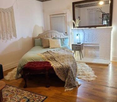Ozark Apartment | Cozy, Cute, Private Ozark Suite 5 Mins to Hospital