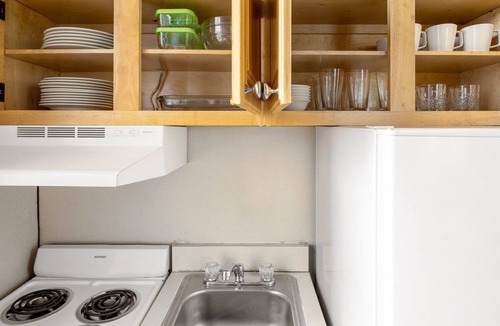 Theatre District Apartment | Cozy Downtown Studio w/W/D, Doorman, nr. Boston Common. by Blueground