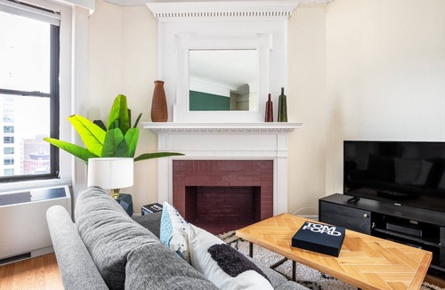 Theatre District Apartment | Cozy Downtown Studio w/W/D, Doorman, nr. Boston Common. by Blueground