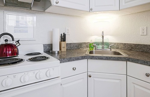 Pass-a-Grille Apartment | Cozy Family Suite w/Beach Access - Pool & Bikesn