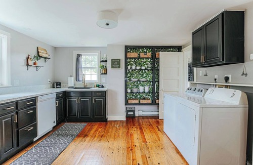 Luray House | Cozy Farmhouse by Shenandoah with Mountain Views