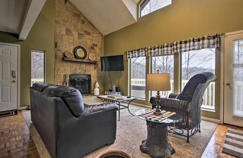Chalet Village House | Cozy Gatlinburg Hideaway with Hot Tub and Air Hockey