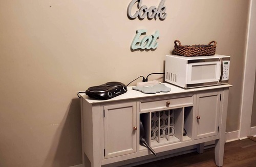 Brunswick Apartment | Cozy Getaway near Harper's Ferry, C&O & Potomac River, Frederick & train to DC